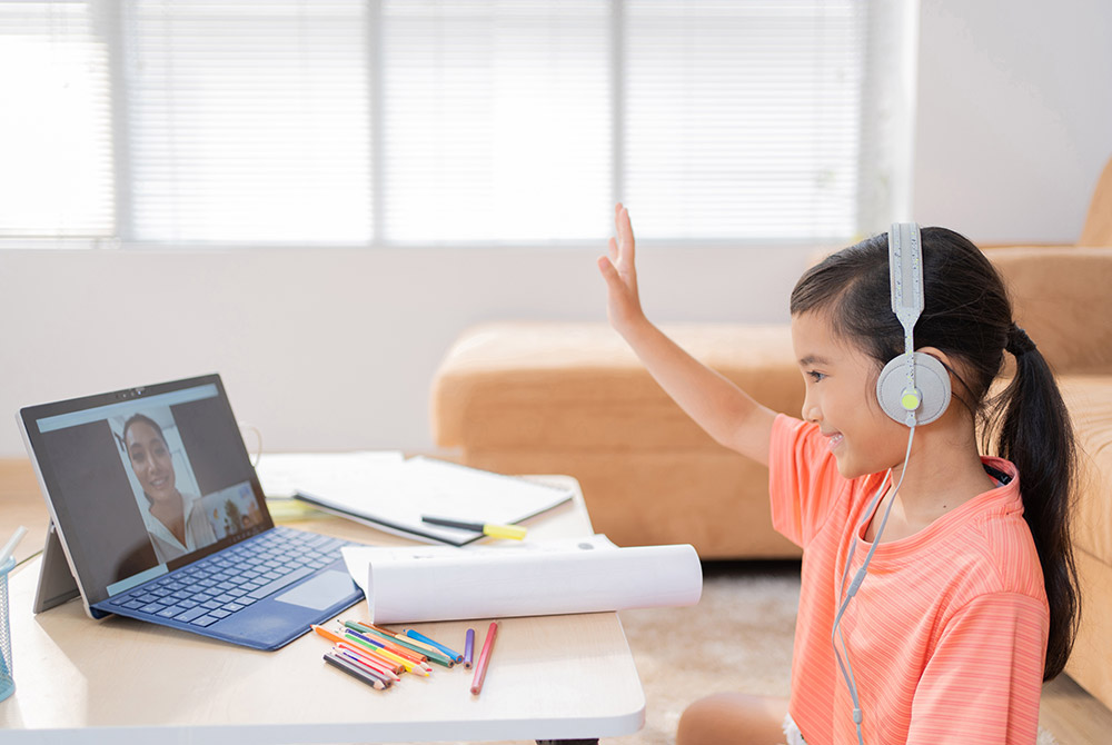 Với hình thức học tiếng Anh trực tuyến, bạn sẽ được giao lưu, tương tác với nhiều người học cùng lúc