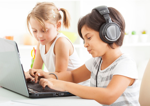 Học sinh lớp 7 có thể áp dụng cách học qua bài hát và phim tiếng Anh