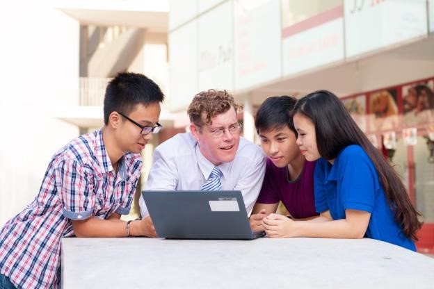 YOLA giúp các em học sinh học giỏi tiếng Anh lớp 9 dễ dàng