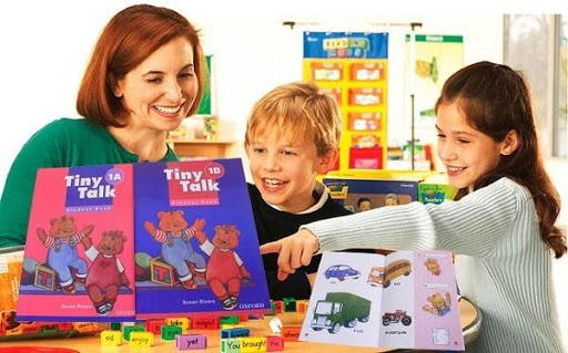 Học lý thuyết kết hợp với chơi trò chơi thực tế