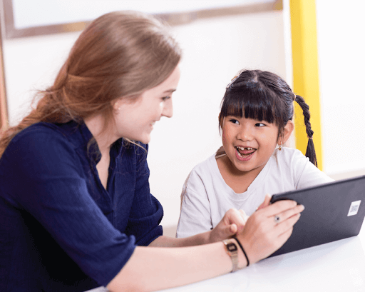 Bạn nên nói chuyện thường xuyên với con bằng tiếng Anh để bé bắt chước phát âm theo.