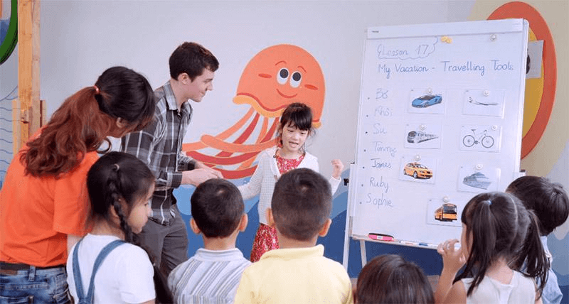 Chúng ta nên kết hợp các trò chơi vui nhộn khi dạy tiếng Anh để trẻ tăng khả năng tư duy và ghi nhớ.