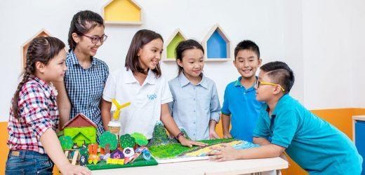 Các nhóm đang thảo luận với nhau trong giờ học