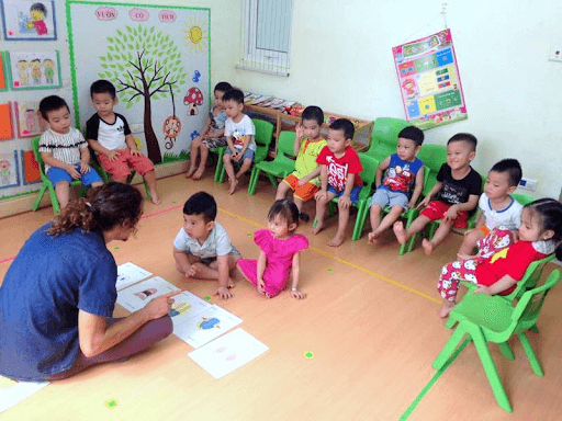 Giáo viên của YOLA tận tâm với các bé