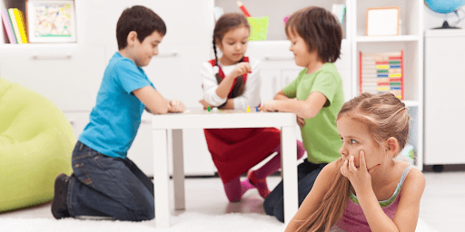 Đừng tạo áp lực nếu trẻ còn “ngại” giao tiếp tiếng Anh ở đám đông