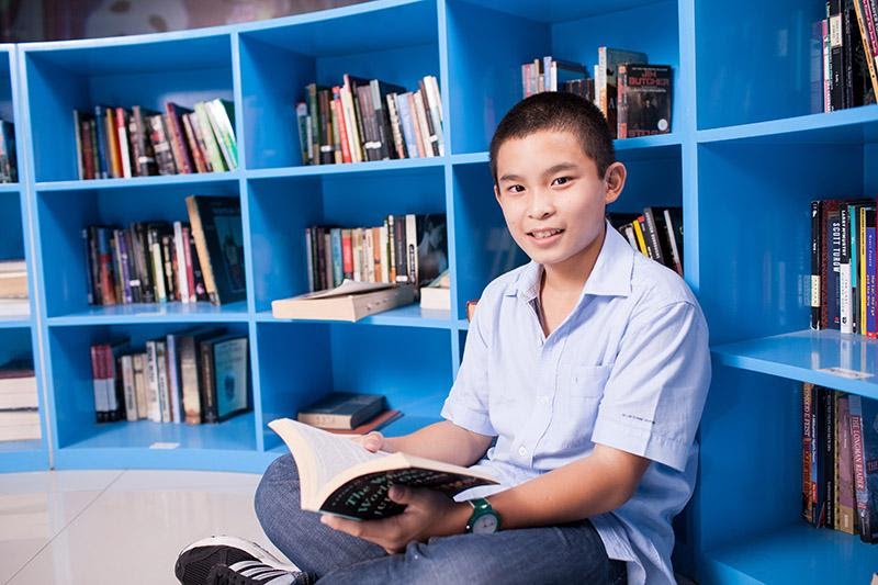 Hãy chọn những cuốn sách hoặc tiểu thuyết đơn giản để đọc mỗi ngày