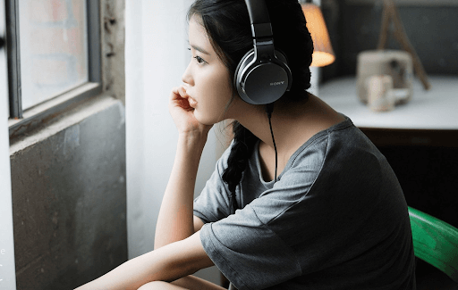 Dù là thư giãn bằng âm nhạc, các bạn cũng nên tạo cho mình cơ hội tiếp nhận được thêm nhiều từ vựng tiếng Anh 10.