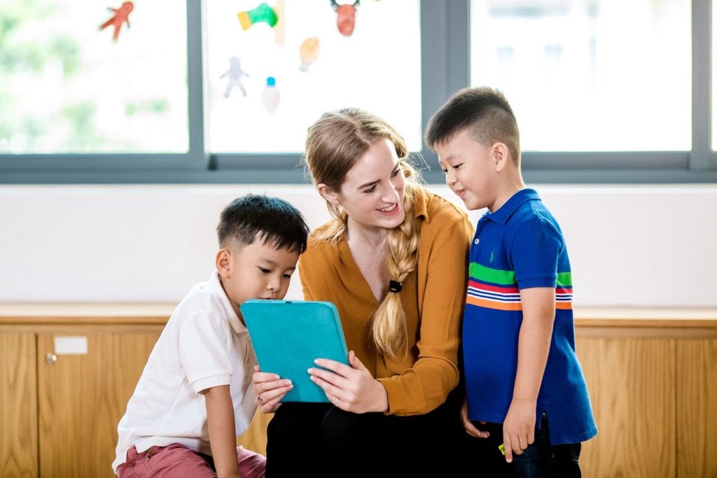 Dạy tiếng Anh cho trẻ qua tranh ảnh, phim truyện là phương pháp hiệu quả