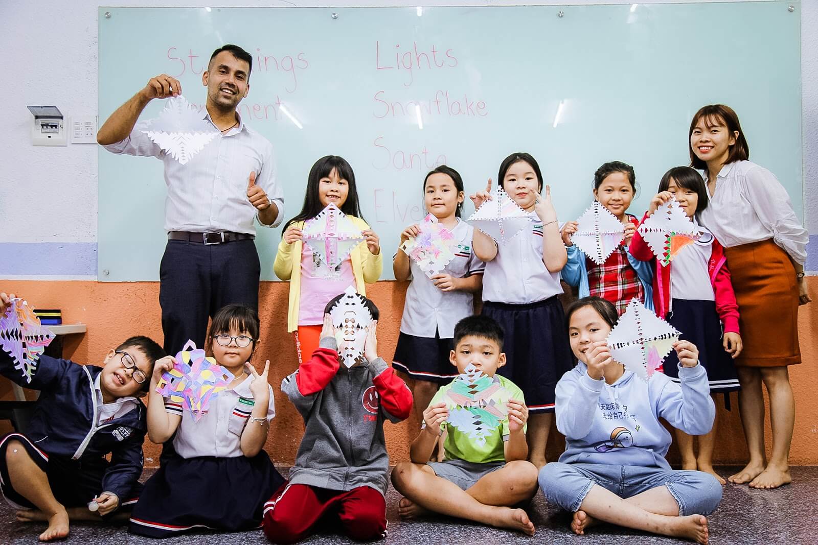 Trợ giảng sẽ là người thay thế giáo viên quản lý các học viên trong lớp, ổn định lớp trước mỗi giờ học